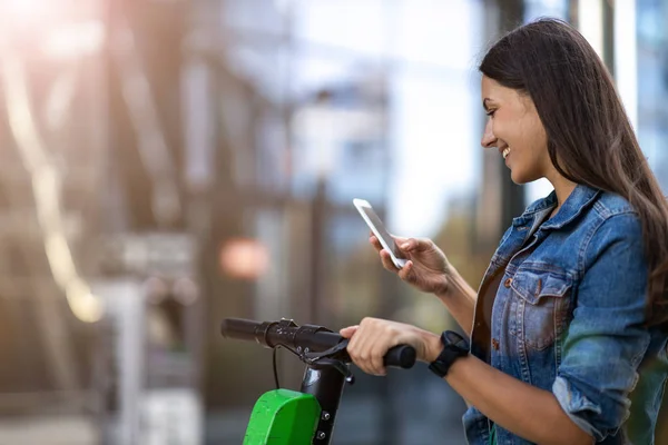 Bekymmerslös Ung Kvinna Rider Elektrisk Skoter — Stockfoto