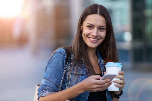 Ung Kvinna Med Smartphone Och Kaffe Staden — Stockfoto