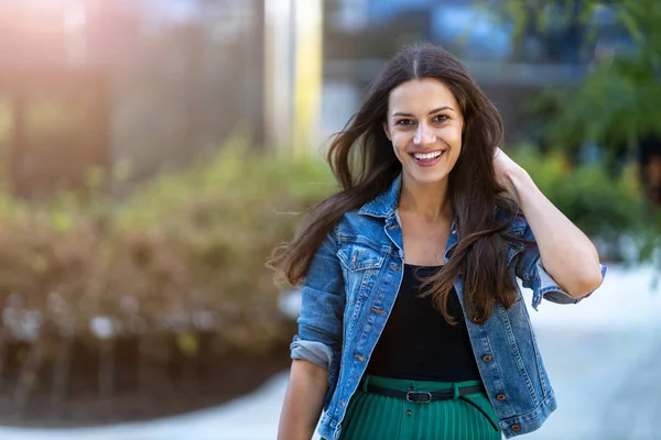 Retrato Mujer Joven Zona Urbana — Stockfoto