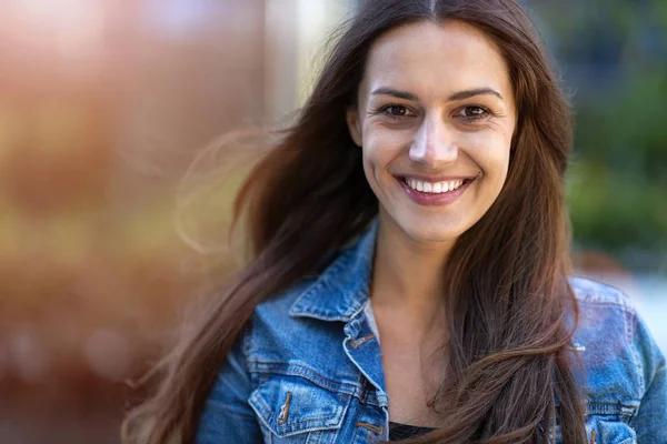 Retrato Mujer Joven Área Urbana —  Fotos de Stock