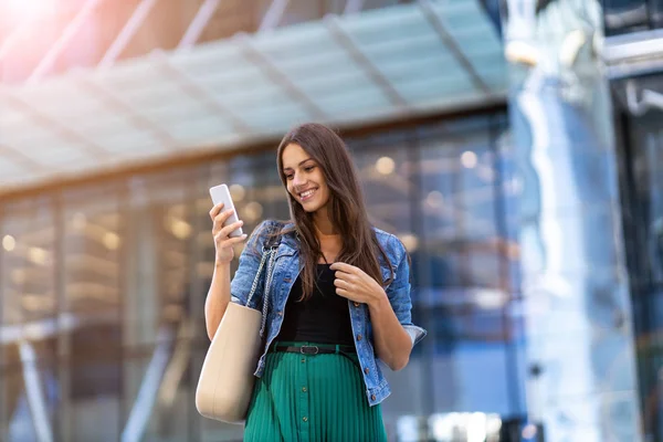 Young Woman Smartphone Coffee City — Stock Photo, Image