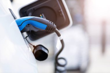 bir elektrikli araba ile şarj