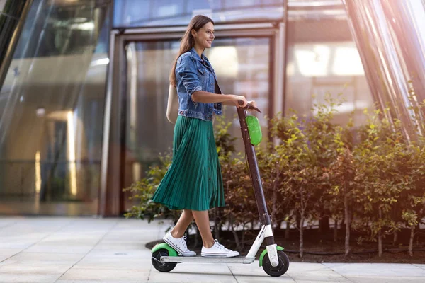 Unbekümmerte Junge Frau Auf Einem Elektroroller — Stockfoto