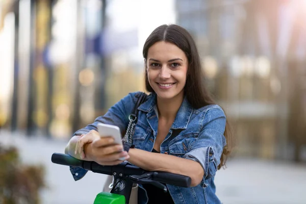 Bekymmerslös Ung Kvinna Rider Elektrisk Skoter — Stockfoto