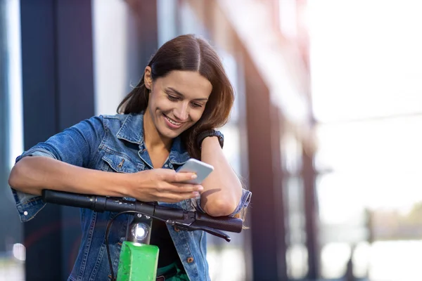 Bekymmerslös Ung Kvinna Rider Elektrisk Skoter — Stockfoto