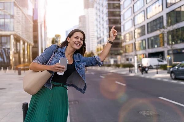 Şehir Caddesinde Taksi Çağıran Kadın — Stok fotoğraf