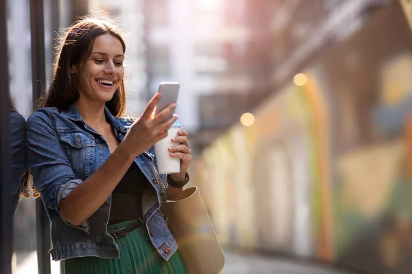 Ung Kvinna Med Smartphone Och Kaffe Staden — Stockfoto