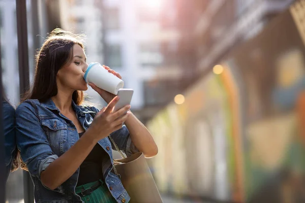 Femeie Tânără Smartphone Cafea Oraș — Fotografie, imagine de stoc