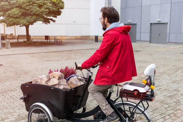 年轻人从购物回来与货运自行车 — 图库照片
