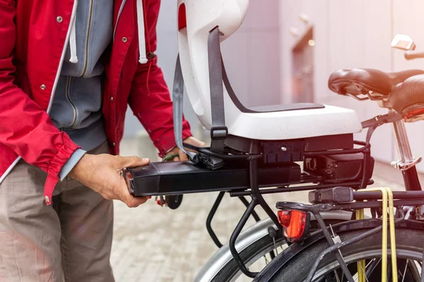 Homem Inserindo Bateria Banco Trás Bicicleta Elétrica — Fotografia de Stock