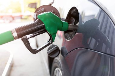 Yakıt ikmali sırasında otomobilin yakın çekim