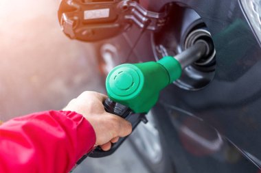 Yakıt ikmali sırasında otomobilin yakın çekim