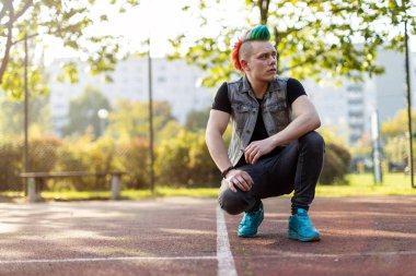 Mohawk saçlı havalı bir genç adamın portresi