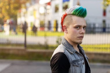 Mohawk saçlı havalı bir genç adamın portresi