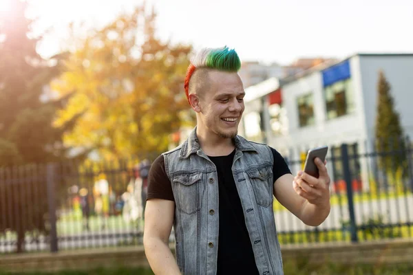 Jonge Punk Man Met Slimme Telefoon — Stockfoto