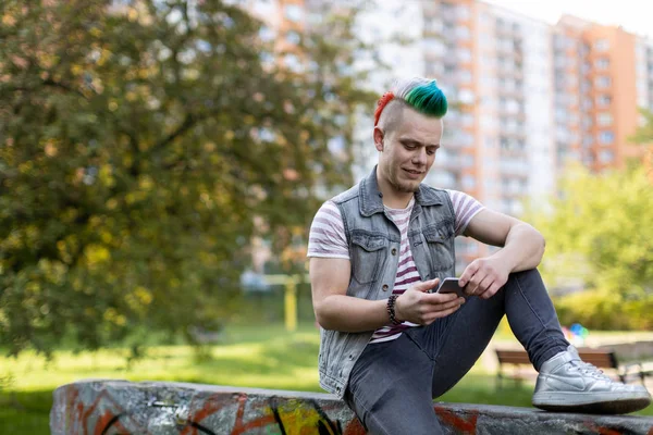 Young Punk Man Smart Phone — Stock Photo, Image