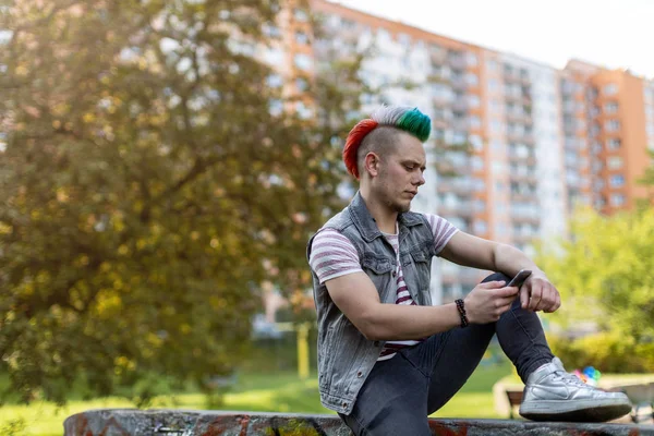 Young Punk Man Smart Phone — Stock Photo, Image