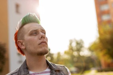 Mohawk saçlı havalı bir genç adamın portresi