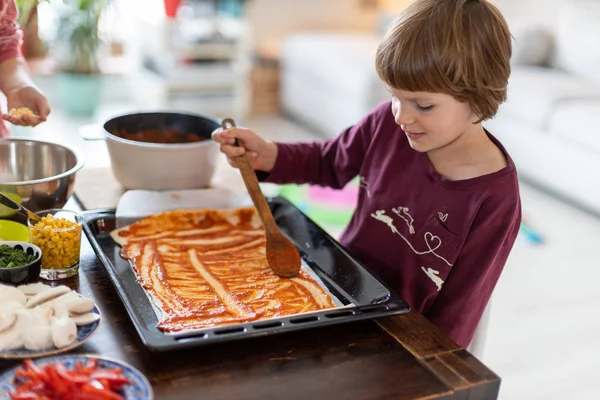 Dzieci Przygotowujące Pizzę Domu — Zdjęcie stockowe