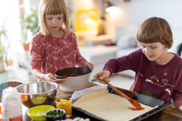 Kinder Bereiten Hause Pizza — Stockfoto