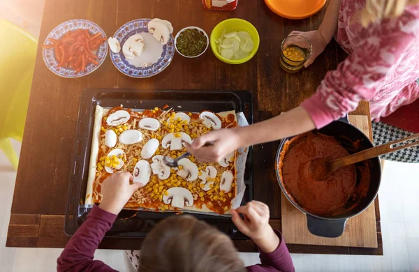 Dzieci Przygotowujące Pizzę Domu — Zdjęcie stockowe