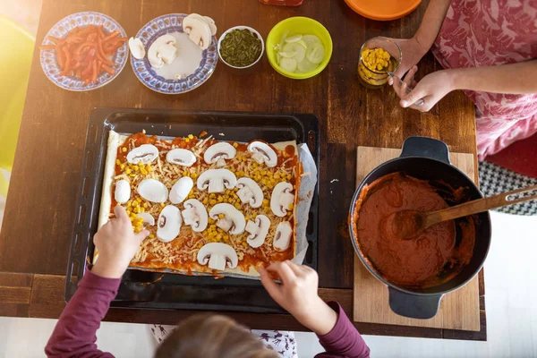 Παιδιά Που Ετοιμάζουν Πίτσα Στο Σπίτι — Φωτογραφία Αρχείου
