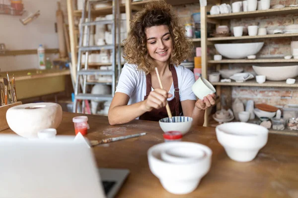 Ambachtelijke Vrouw Schilderen Een Kom Gemaakt Van Klei Kunststudio — Stockfoto