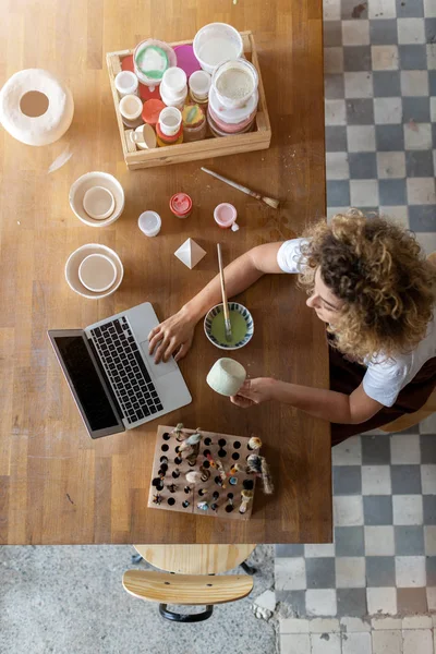 Mulher Artista Cerâmica Usando Laptop Estúdio Arte — Fotografia de Stock