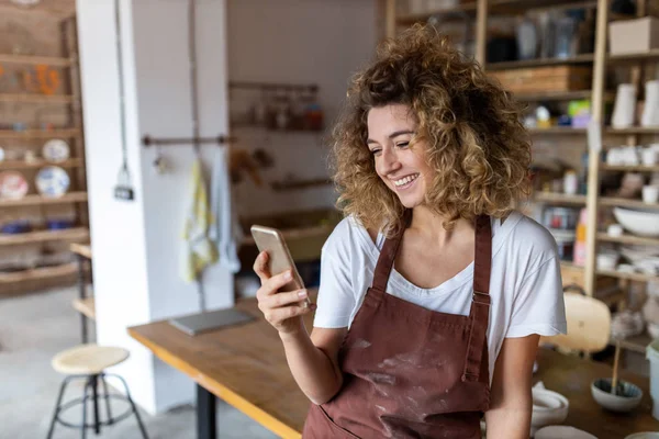 Kvinna Krukmakare Med Smartphone Konststudio — Stockfoto