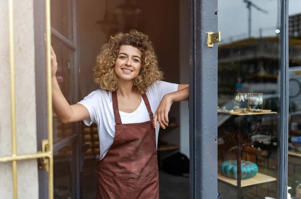 Portret Artystki Ceramiki Pracowni Artystycznej — Zdjęcie stockowe