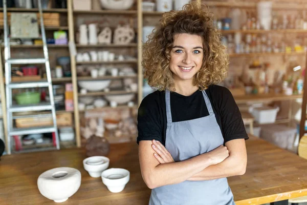 Portret Artystki Ceramiki Pracowni Artystycznej — Zdjęcie stockowe