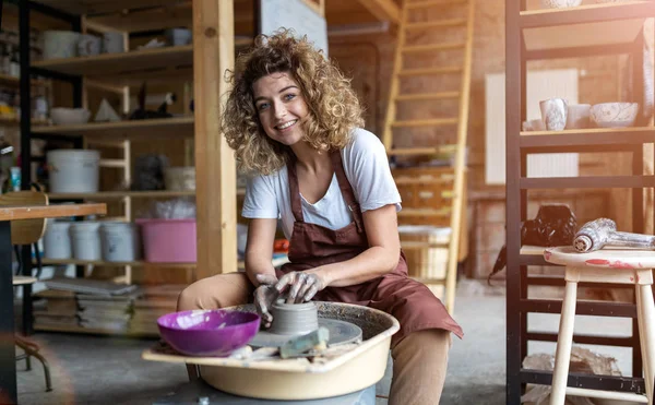 Kobieta Wykonująca Ceramiczną Pracę Kołem Garncarskim — Zdjęcie stockowe