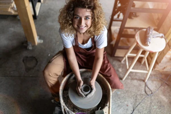 Donna Che Lavorare Ceramica Con Ruota Del Vasaio — Foto Stock
