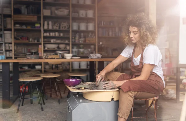 Wanita Membuat Keramik Bekerja Dengan Roda Tembikar — Stok Foto