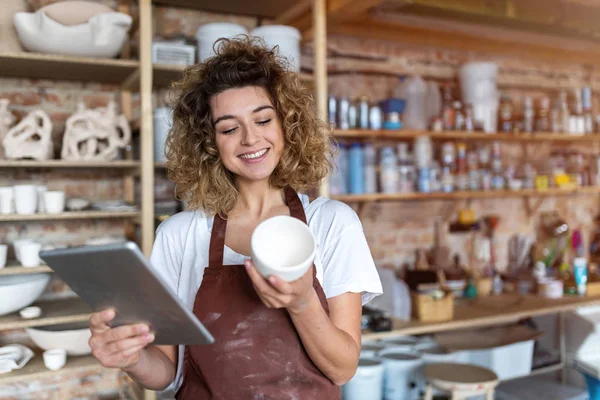 Handwerkerin Mit Tablet Computer Kunstatelier — Stockfoto