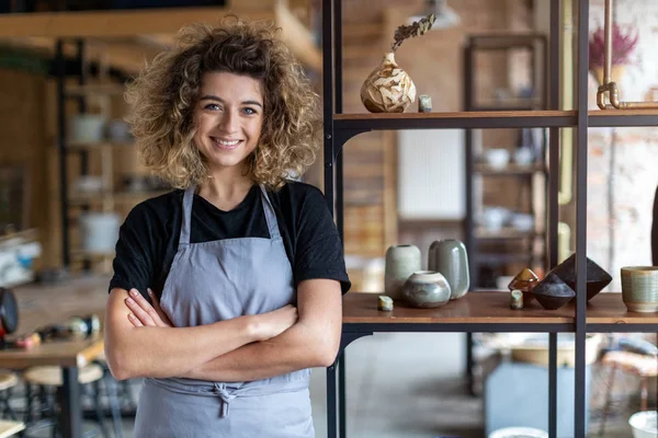 Portret Van Vrouwelijke Aardewerk Kunstenaar Kunststudio — Stockfoto