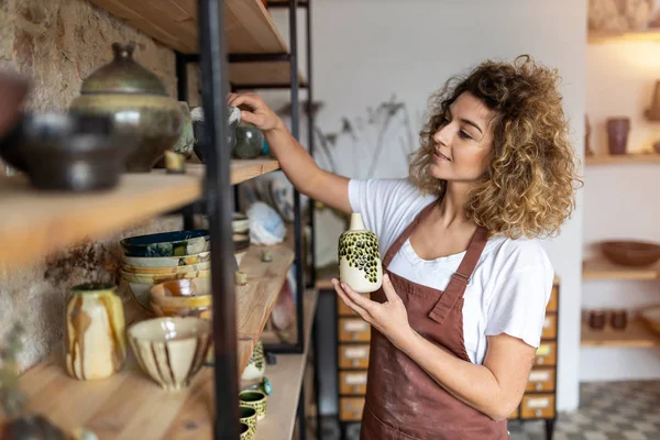 Portret Van Vrouwelijke Aardewerk Kunstenaar Kunststudio — Stockfoto