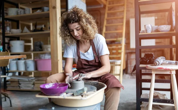 Kobieta Wykonująca Ceramiczną Pracę Kołem Garncarskim — Zdjęcie stockowe