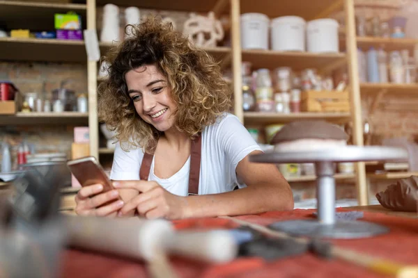 Töpferin Mit Smartphone Kunstatelier — Stockfoto