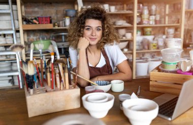 Sanat stüdyosunda kadın çömlek sanatçısı portresi