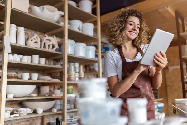 Handwerkerin mit Tablet-Computer im Kunstatelier — Stockfoto
