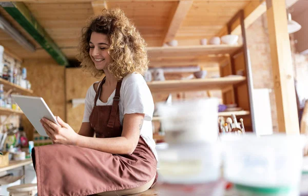 Handwerkerin Mit Tablet Computer Kunstatelier — Stockfoto