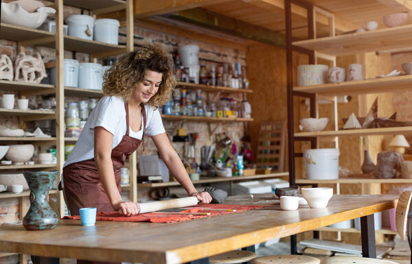 Художник-керамик делает керамику из глины
