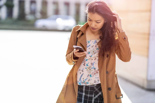 Vrouw Met Smartphone Binnenstad Straat — Stockfoto