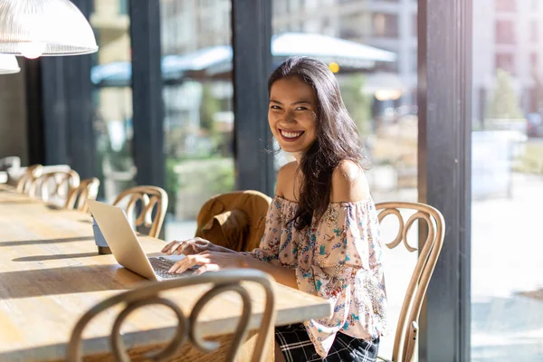 Bella Donna Filippina Che Utilizza Computer Portatile Caffè — Foto Stock