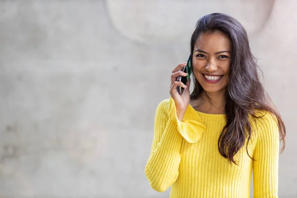 Mujer Con Teléfono Inteligente Centro Ciudad Calle —  Fotos de Stock