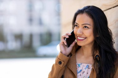 Şehir merkezinde akıllı telefonu olan bir kadın.