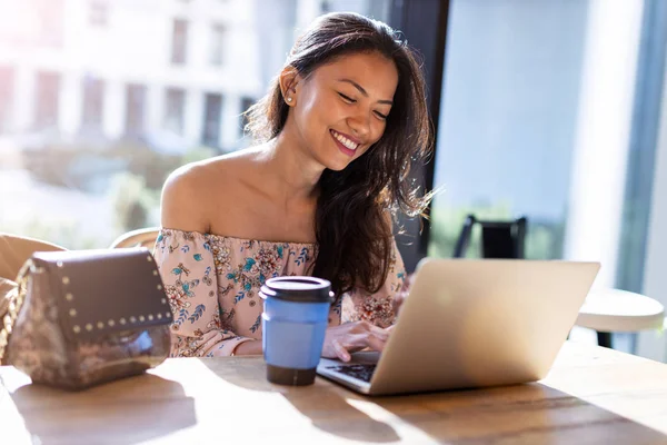 Bella Donna Filippina Che Utilizza Computer Portatile Caffè — Foto Stock