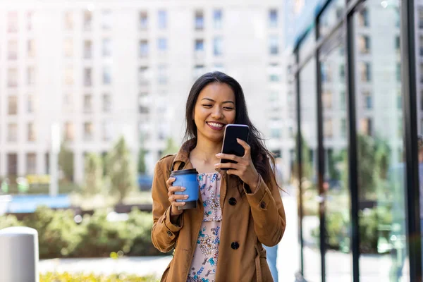 年轻女子与智能手机和咖啡在城市 — 图库照片