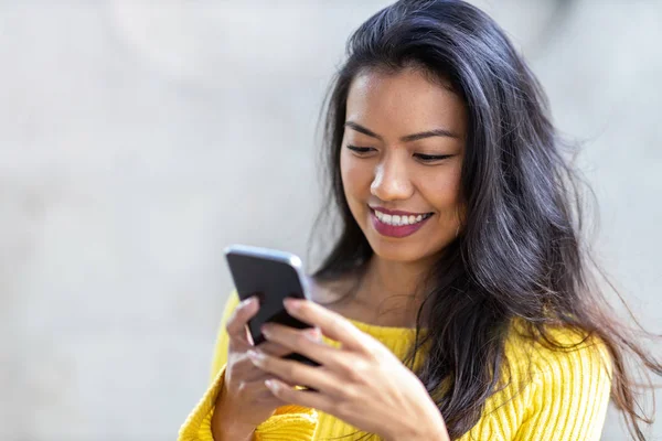 Vrouw Met Smartphone Binnenstad Straat — Stockfoto